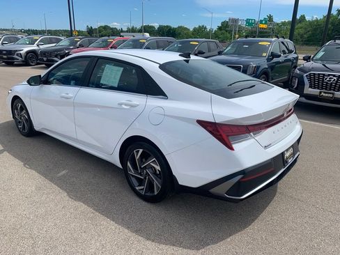 Certified 2025 Hyundai Elantra Limited FWD image 3