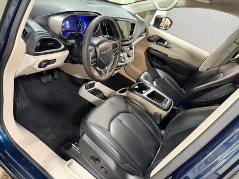 Used 2023 Chrysler Pacifica Touring-L FWD image 45