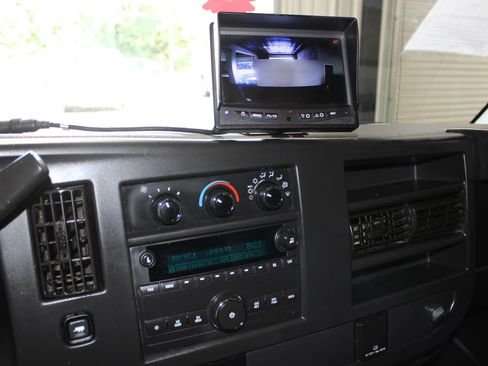 Used 2017 Chevrolet Express 2500 Extended RWD image 13