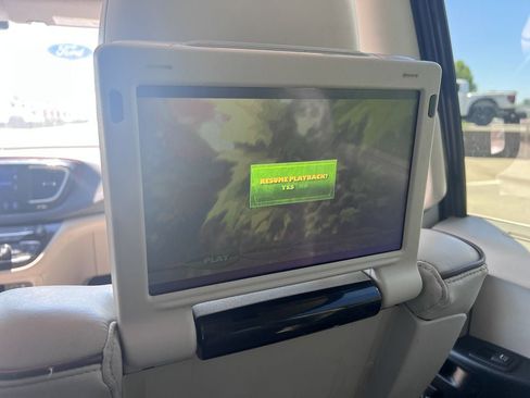 Used 2017 Chrysler Pacifica Limited w/ UConnect Theater Package FWD image 31