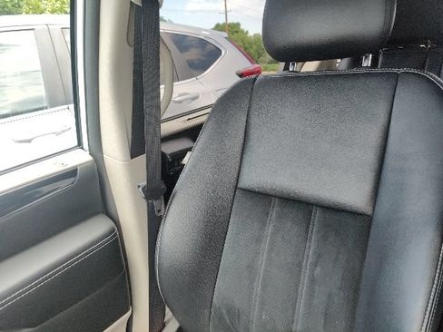 Used 2016 Dodge Grand Caravan SXT FWD image 22