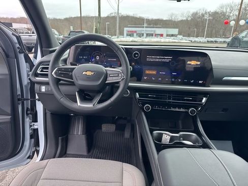 New 2026 Chevrolet Traverse LT w/ Driver Confidence Package AWD/4WD image 17