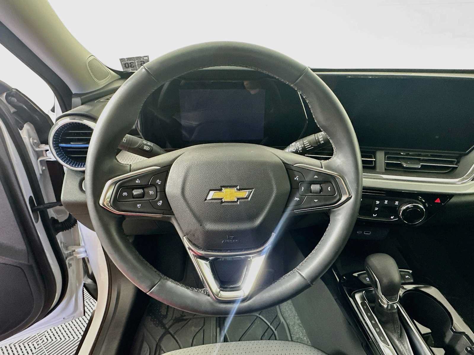 Used 2025 Chevrolet Trax LT w/ Sunroof Package FWD image 9