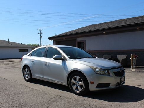Used 2014 Chevrolet Cruze LT FWD image 2