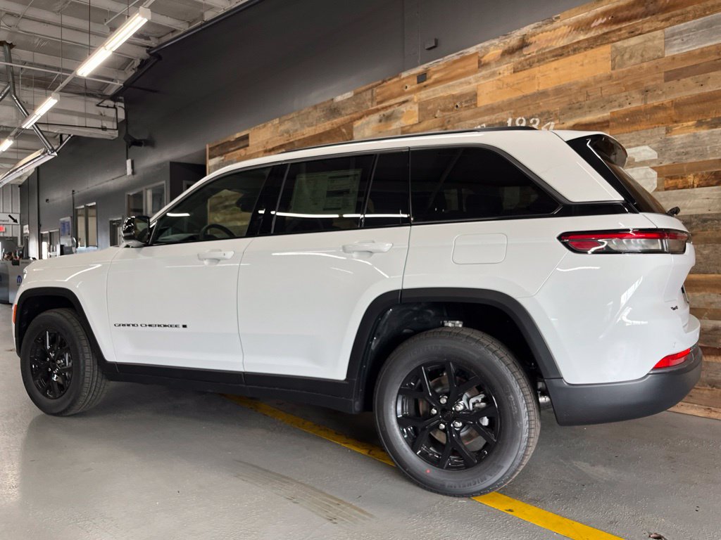 New 2026 Jeep Grand Cherokee Altitude AWD/4WD image 15