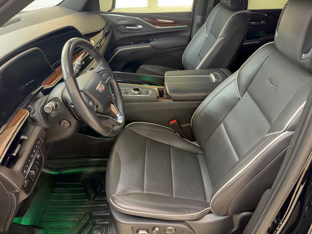 Used 2021 Cadillac Escalade Premium Luxury w/ Driver Assist Tech Package AWD/4WD image 5