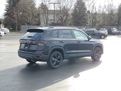 New 2026 Volkswagen Taos SE FWD image 4