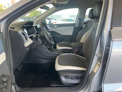 Used 2025 Volkswagen Taos SE image 27