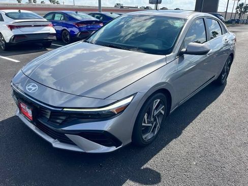 Used 2025 Hyundai Elantra Limited FWD image 3