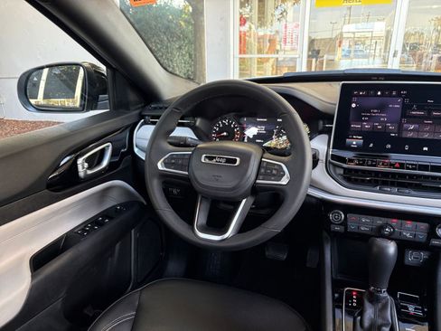 Used 2025 Jeep Compass Limited image 34