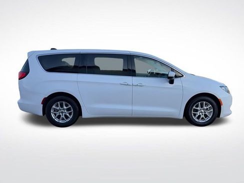 Used 2023 Chrysler Voyager LX FWD image 9
