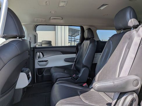 Used 2024 Kia Carnival LX image 26