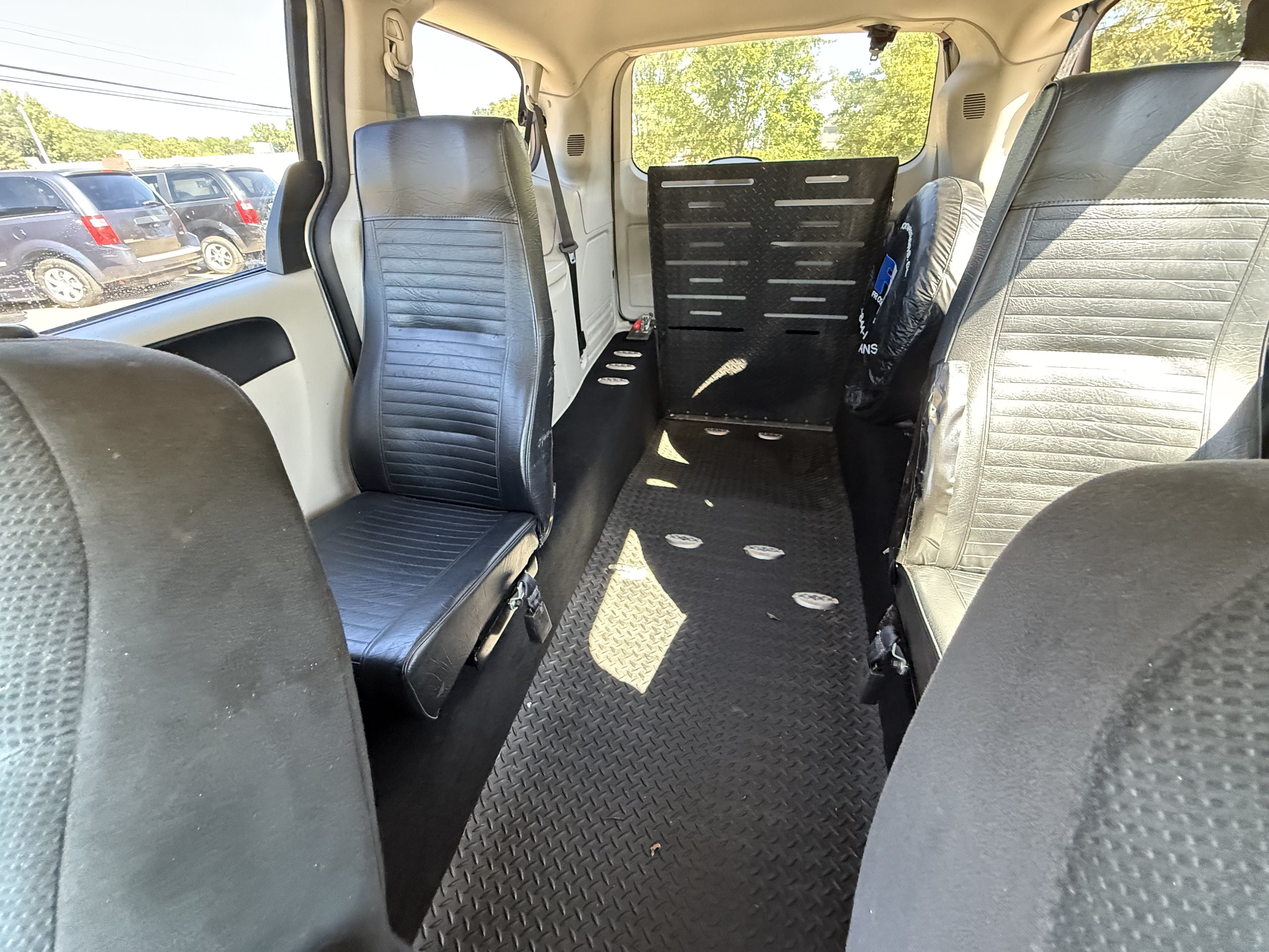 Used 2012 Dodge Grand Caravan SXT FWD image 27