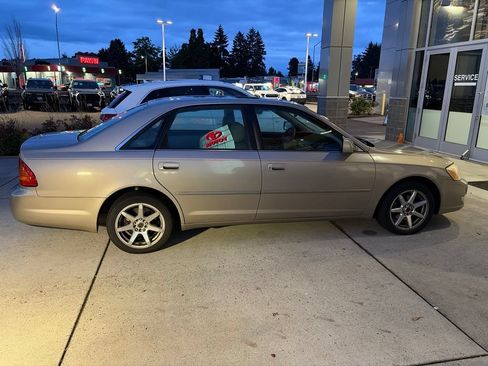 Used 2000 Toyota Avalon XLS w/ Option Pkg 7 FWD image 3