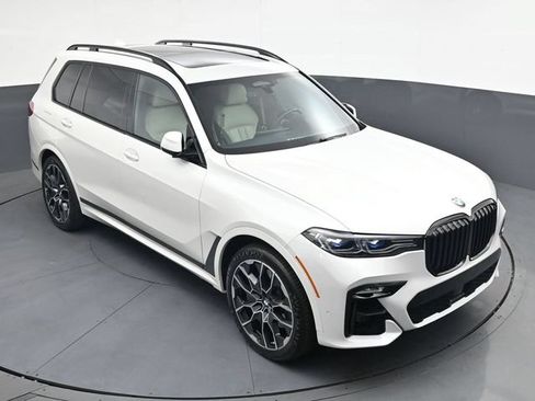 Used 2021 BMW X7 M50i w/ Dynamic Handling Package AWD/4WD image 21