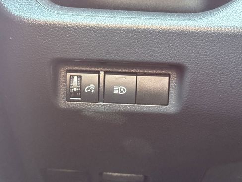 Used 2021 Toyota RAV4 LE image 31