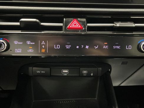 Used 2024 Kia Niro EX Touring FWD image 18