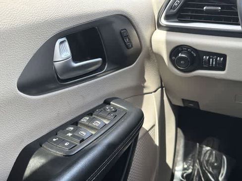 Used 2023 Chrysler Pacifica Touring-L FWD image 15