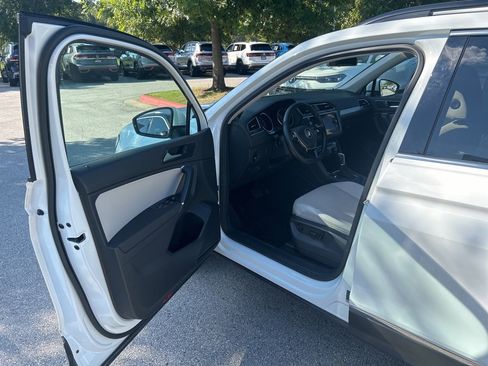 Used 2018 Volkswagen Tiguan SE image 12