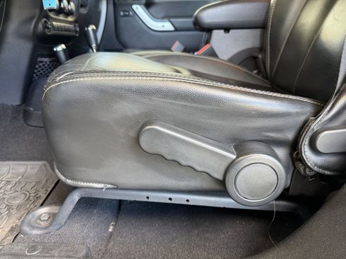 Used 2014 Jeep Wrangler Unlimited Sahara w/ Connectivity Group image 13