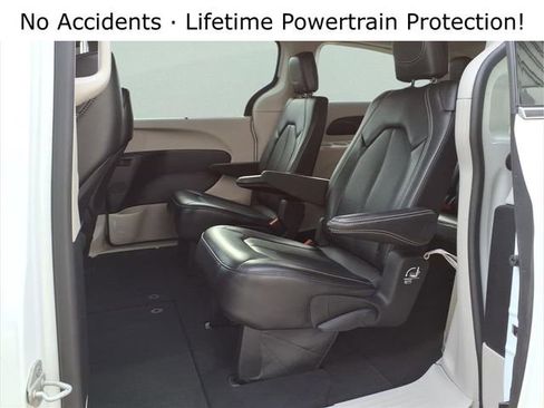 Used 2024 Chrysler Pacifica Touring-L image 22