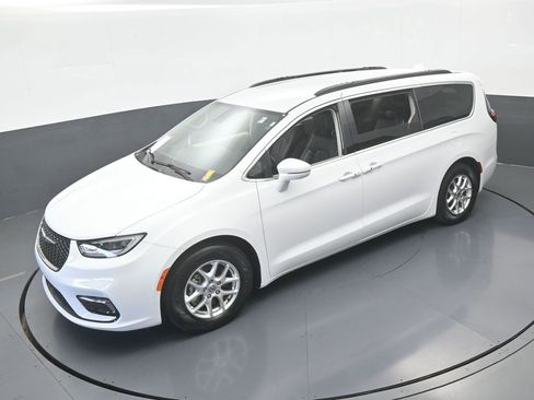Used 2022 Chrysler Pacifica Touring-L FWD image 46