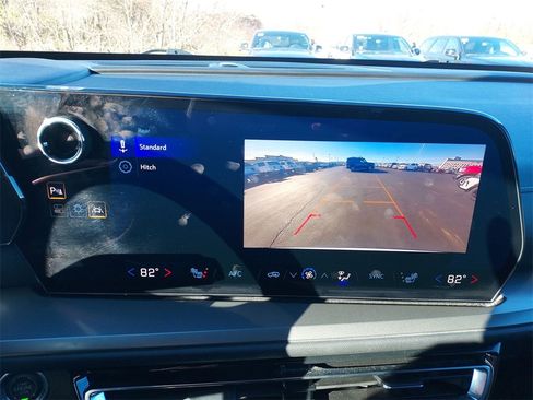 Used 2025 Chevrolet Traverse LT image 23