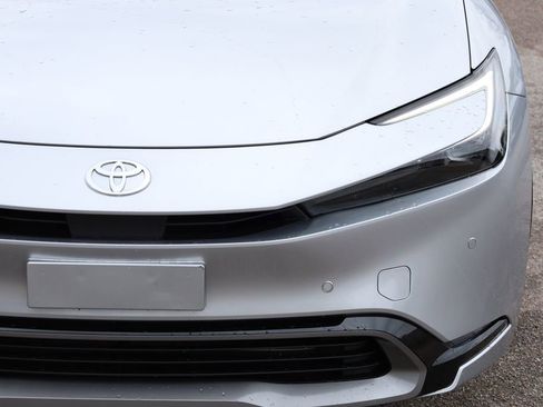 Used 2024 Toyota Prius XLE image 18