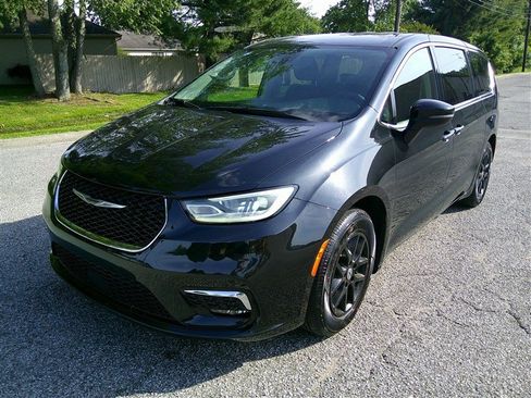 Used 2023 Chrysler Pacifica Touring-L FWD image 1