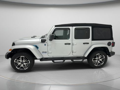 Used 2024 Jeep Wrangler Unlimited AWD/4WD image 6