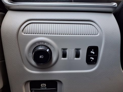 Certified 2023 Jeep Wagoneer Series III w/ Preferred Equipment Group image 15