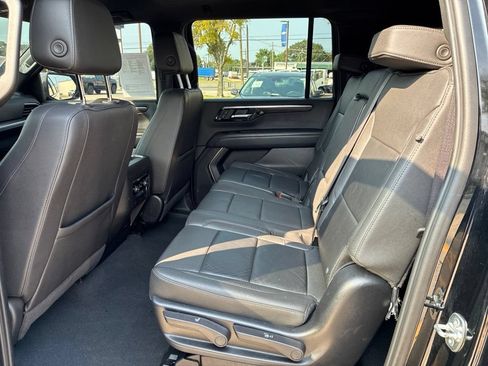 Used 2025 Chevrolet Suburban Z71 AWD/4WD image 13