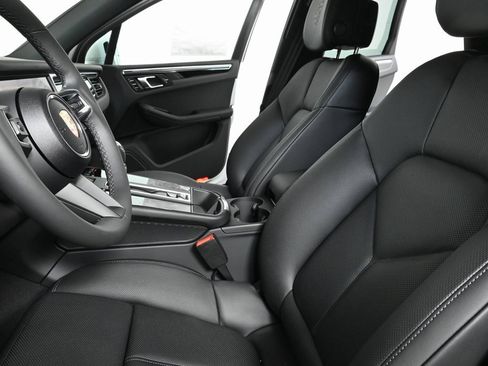 Certified 2025 Porsche Macan image 5