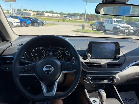 Used 2025 Nissan Altima 2.5 SV FWD image 21
