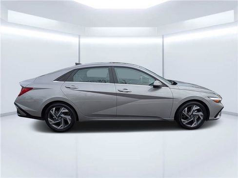 Certified 2025 Hyundai Elantra Limited image 2