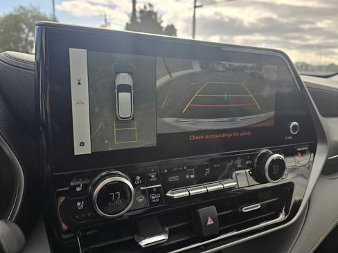 Used 2023 Toyota Highlander Platinum image 32