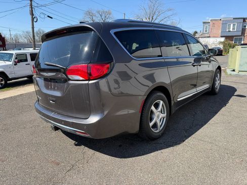Used 2017 Chrysler Pacifica Touring-L Plus FWD image 16