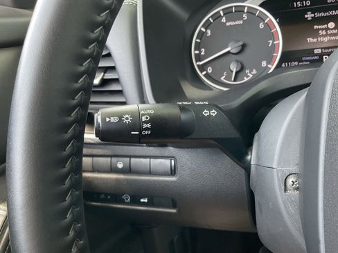 Used 2025 Nissan Rogue SV FWD image 31