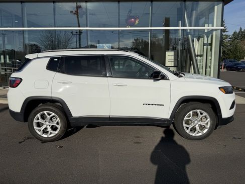 Used 2024 Jeep Compass Latitude image 8