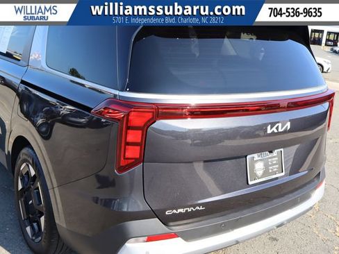 Used 2025 Kia Carnival EX FWD image 13