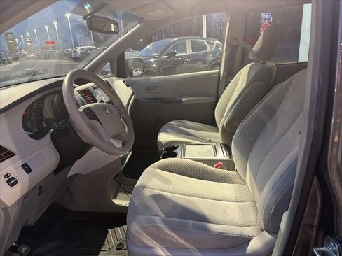 Used 2014 Toyota Sienna LE image 23