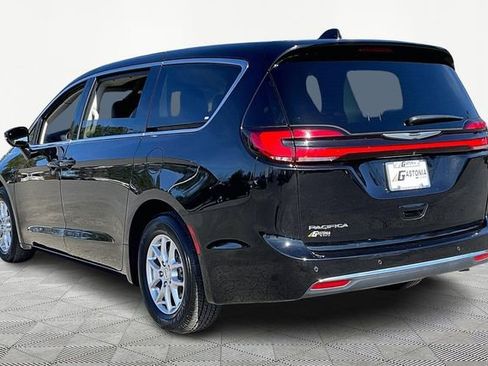 Used 2024 Chrysler Pacifica Touring-L image 4