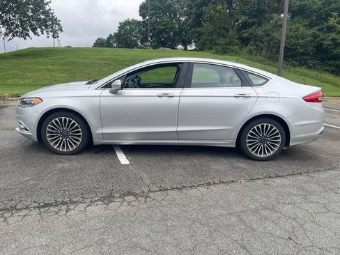 Used 2017 Ford Fusion SE w/ Fusion SE Technology Package FWD image 2