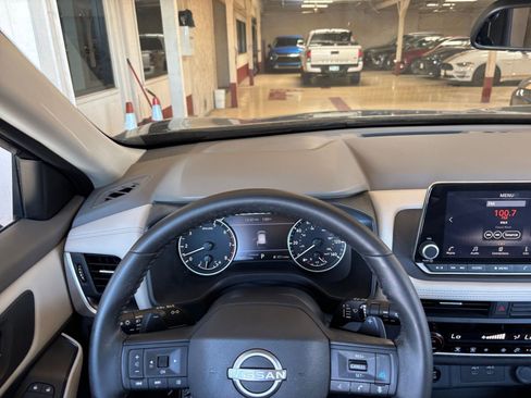 Used 2025 Nissan Rogue SV FWD image 36