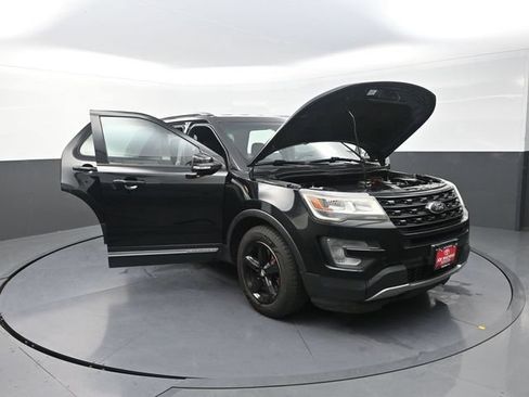 Used 2017 Ford Explorer XLT AWD/4WD image 41