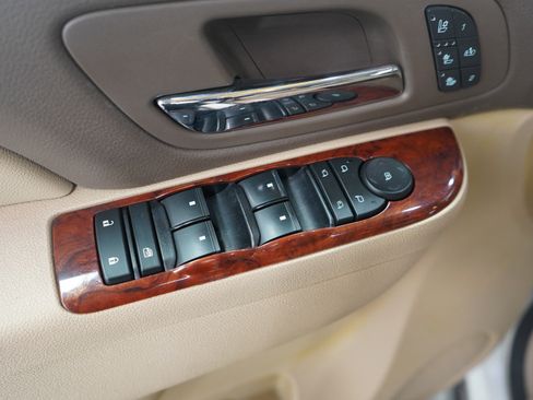 Used 2013 Chevrolet Avalanche LTZ image 23