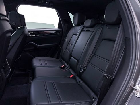 Used 2023 Porsche Cayenne AWD/4WD image 38