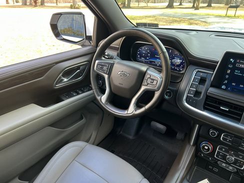 Used 2023 Chevrolet Suburban Z71 w/ Luxury Package image 13