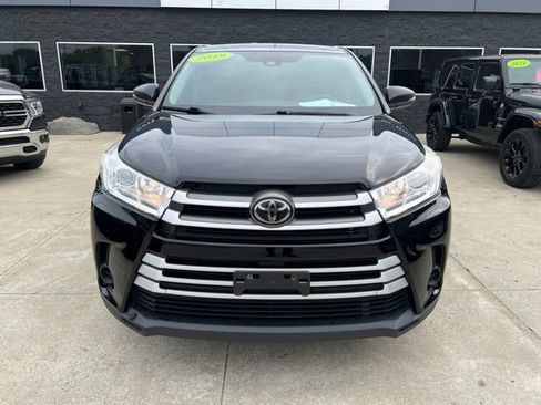 Used 2019 Toyota Highlander LE AWD/4WD image 2
