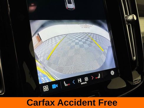 Used 2024 Volvo XC40 B5 Core image 3